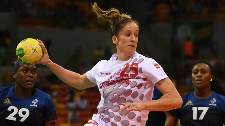 Nerea Pena lanza un balón frente a las francesas Gnonsiane Niombla y Siraba Dembele durante los cuartos de final entre España y Francia en los Juegos Olímpicos de Río 2016. EFE/EPA/MARIJAN MURAT