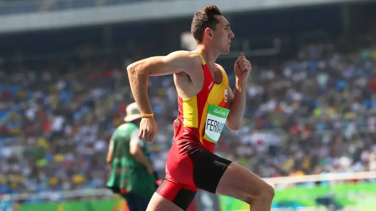 Sergio Fernández durante la prueba en la que se clasificó para semifinales de 400 metros vallas EFESRDJAN SUKI