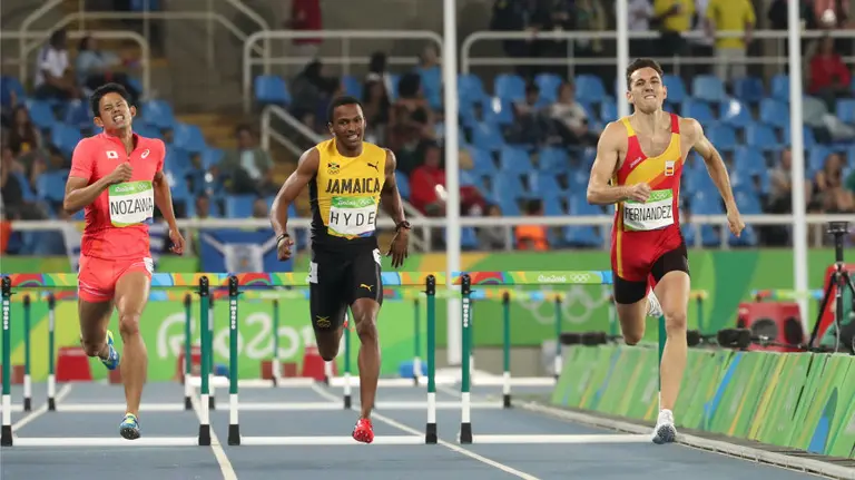 El navarro Sergio Fernández durante la semifinal en la que ha batido el récord de España en 400 metros vallas EFE
