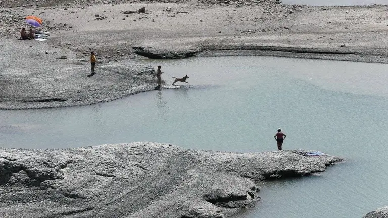 Tiempo. Calor. Varias personas toman el sol en la orilla de las aguas del pantano de Yesa. EFE Jesús DIges