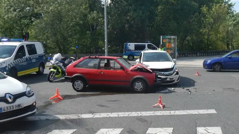 Colisión frontolateral entre dos vehículos en la Chantrea. PM)