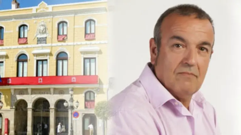 Casa consistorial y Valentín García, alcalde de Falces. 