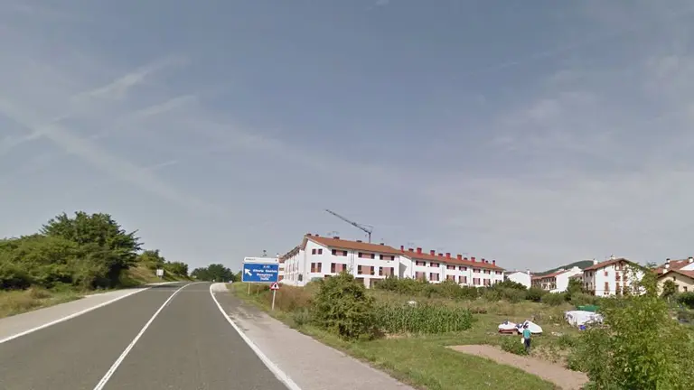 Carretera NA-2410 a su paso por Lacunza