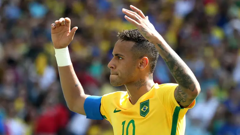 El jugador de la selección de Brasil Neymar saluda a los aficionados durante la semifinal de fútbol masculino en los Juegos Olímpicos Río 2016, en el estadio Maracaná de Río de Janeiro. EFE/Fernando Maia