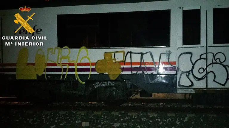 Imágenes de los 'graffitis' en los vagones de la estación de tren de Castejón