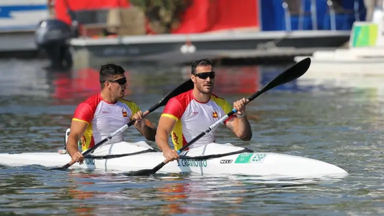Los palistas Saúl Cravioto y Cristian Toro cuelgan del medallero de España el octavo oro. EFE