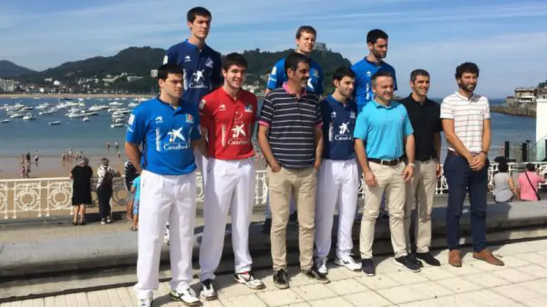 Los pelotaris participantes posando en Donosti. Foto Asegarce.