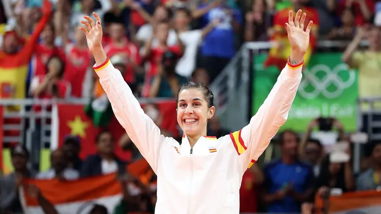 La española Carolina Marín celebra el oro tras vencer a la india Sindhu Pusarla hoy, 19 de agosto de 2016, en la final de bádminton de los Juegos Olímpicos Río 2016 en la ciudad de Río de Janeiro. EFE/ESTEBAN BIBA