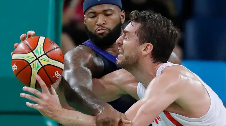 Pau Gasol de España ante Paul George de Estados Unidos durante la semifinal de baloncesto en Río de Janeiro. EFE/JORGE ZAPATA 