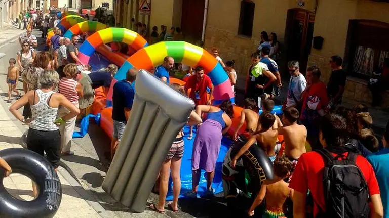 El tobogán gigante ha surcado la avenida Navarra de Caparroso (5)
