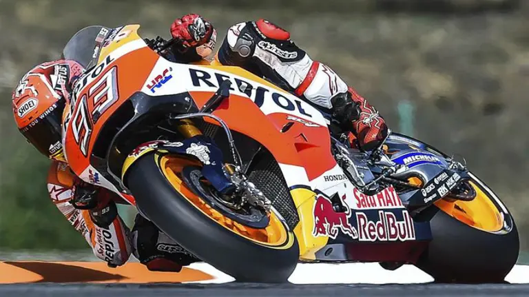 Marc Márquez en acción con su moto Repsol. Efe