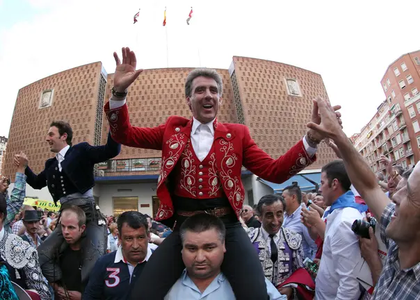 Pablo Hermoso de Mendoza y Andy Cartagena salen por la puerta grande de Vista Alegre tras cortas dos orejas (Efe).