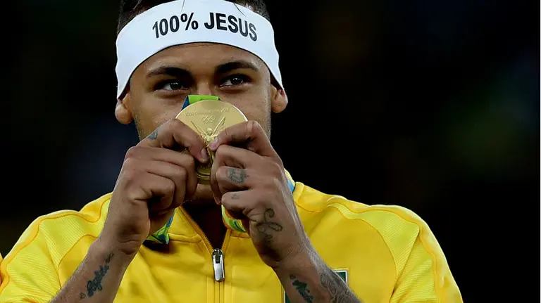 Neymar Jr. de Brasil celebra con la medalla de oro de la competencia de fútbol masculina de los Juegos Olímpicos Río 2016 hoy, sábado 20 de agosto de 2016, en el Estadio Olímpico en Río de Janeiro (Brasil). La selección de fútbol de Brasil ganó hoy la medalla de oro de los Juegos Olímpicos al derrotar a Alemania en el Maracaná en los penaltis (5-4) después de terminar el partido con empate a un gol. Neymar metió el gol definitivo en la tanda de penaltis, después de que Weverton parase el tiro de Peterson, dándole a su país la primera medalla de oro en fútbol de su historia. EFE/Marcelo Sayão