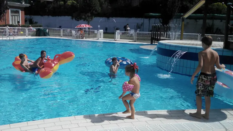 Hinchables en la piscina de recreo de Oberena.