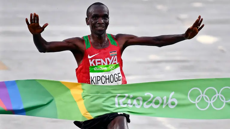 Eliud Kipchoge (Kenya) vence en la carrera de maratón de Río 2016. EFE/EPA/FRANCK ROBICHON
