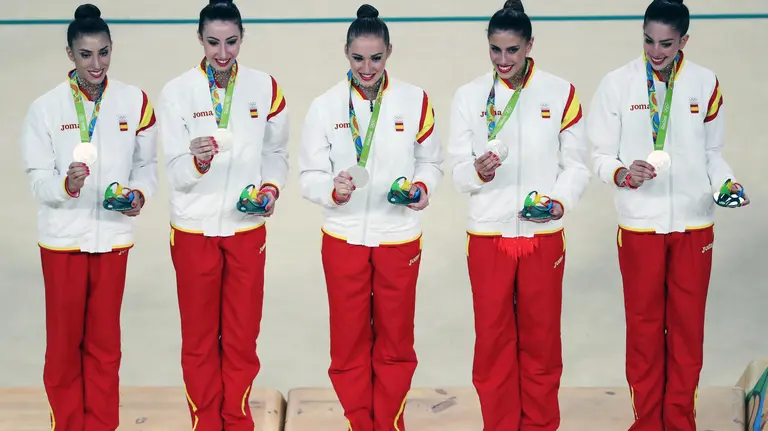 El equipo españl de gimnasia rítmica luce las medallas de plata en el podium olímpico de Río. EFE/EPA/HOW HWEE YOUNG