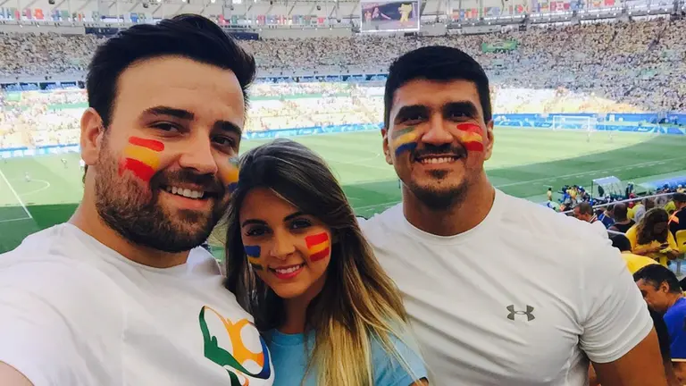 Jorge Delgado Librada (izda.), con amigos de su cuadrilla. (Cedida).