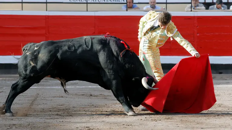 Alejandro Marcos en su primer toro de la tarde en Bilbao. (Mundotoro).