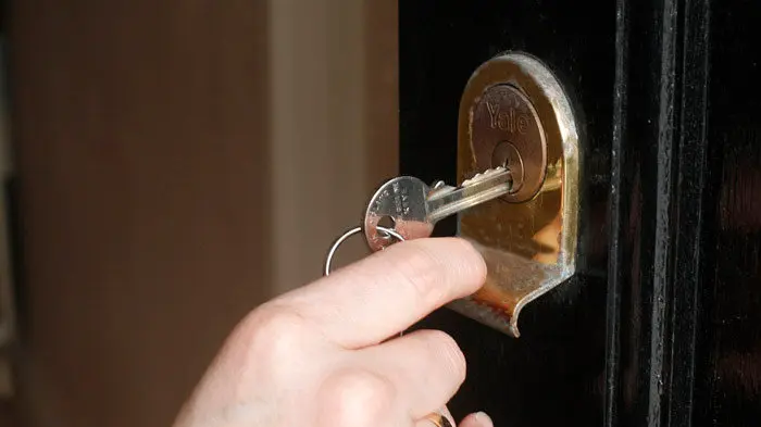 Imagen de archivo de una llave y la cerradura de una casa