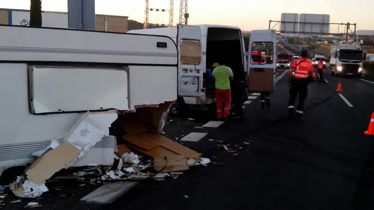 La caravana que ha sido embestida por un turismo en la A68 a su paso por Tudela