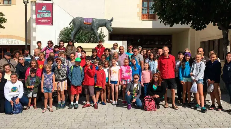 Niños ucranianos junto a las familias de acogida en el parque de Sendaviva.