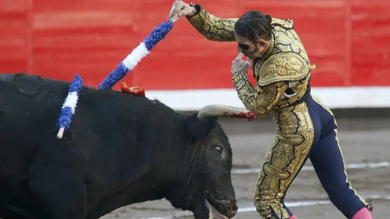 -El diestro Juan José Padilla, pone un par de banderillas a su segundo toro. EFE. LUIS TEJIDO.