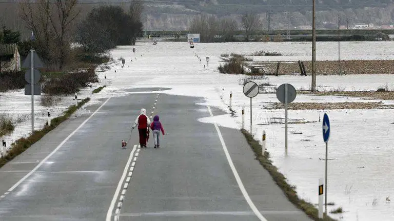 El Ebro desbordado a su paso por Castejón, una de las imágenes de las inundaciones en Navarra en 2015. EFE