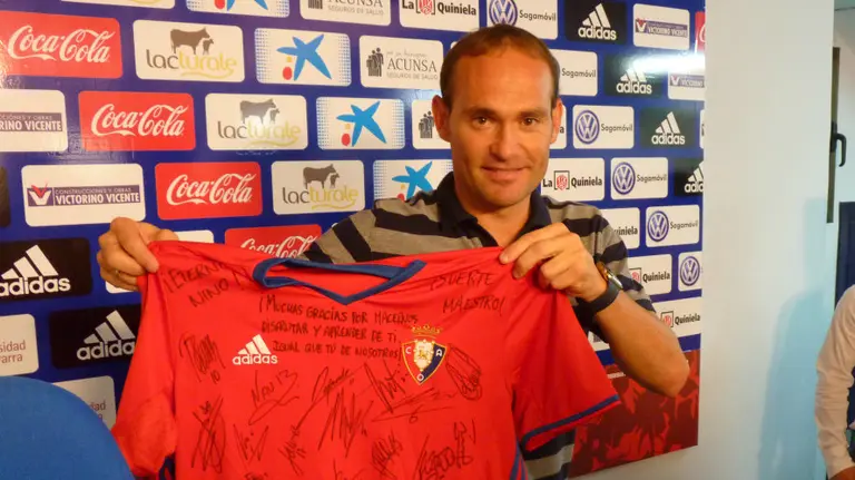 Nino sujeta la camiseta firmada por sus excompañeros.