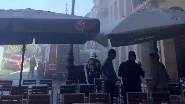 El incendio se ha iniciado en la cocina del restaurante Leitzaran de la Plaza del Castillo de Pamplona (1)