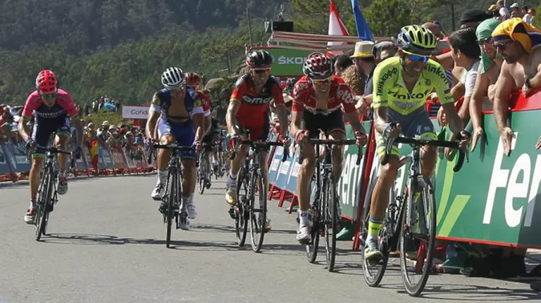 Alberto Contador (dcha) en pleno ascenso. Efe.