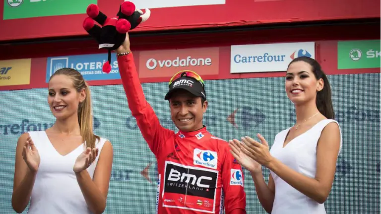 Darwin Atapuma con el maillot rojo de la Vuelta. Twitter.