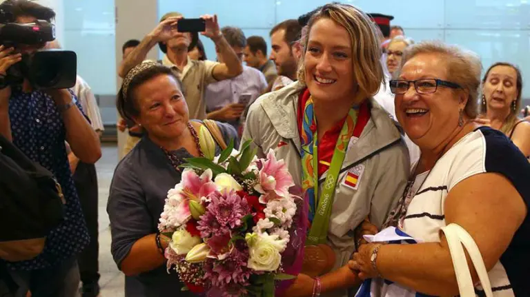 Mireia Belmonte en el aeropuerto de El Prat. Efe.