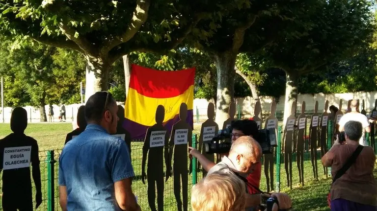 Homenaje en Pamplona a 52 fusilados en Cadreita en agosto de 1936.