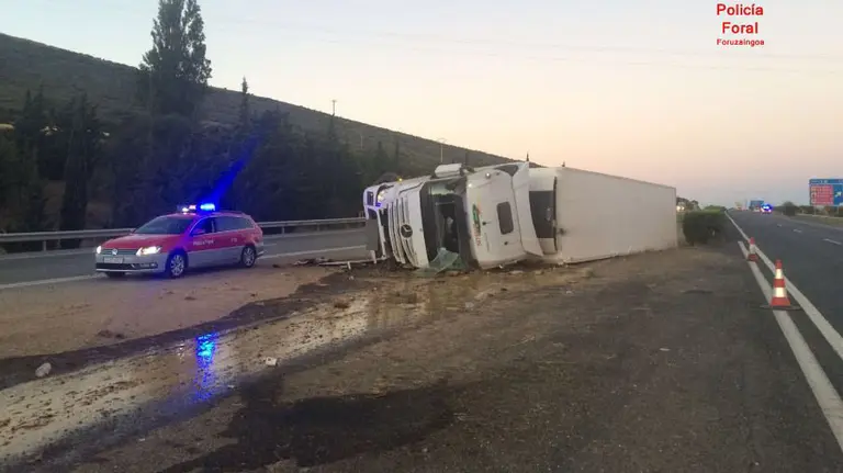 Vuelco de un camión en la AP-15 a la altura de Murarte de Reta
