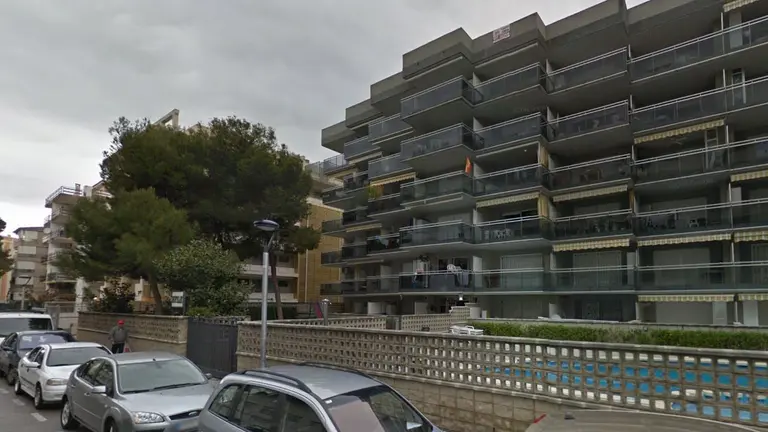 Imagen de la calle Montblanc, en Salou, donde se encuentra el apartamento en el que ha aparecido el cadáver de una joven