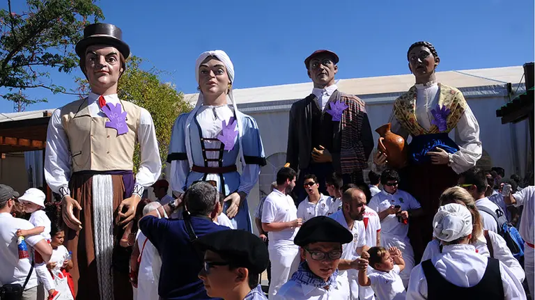 Comienzo de las fiestas de Noáin con el chupinazo desde el balcón del Ayuntamiento (8)