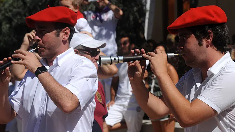 Comienzo de las fiestas de Noáin con el chupinazo desde el balcón del Ayuntamiento (18)