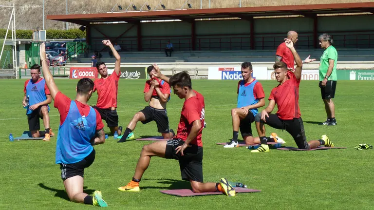 Los jugadores realizan estiramientos en Tajonar.