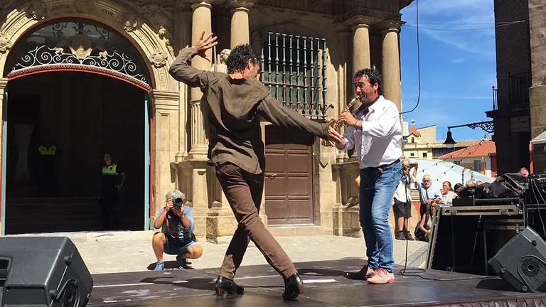 Aurresku gitano en la plaza del Ayuntamiento con el Festival Flamenco On Fire. NR