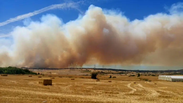 Las imágenes del incendio desatado entre Tafalla y Pueyo. PABLO LASAOSA