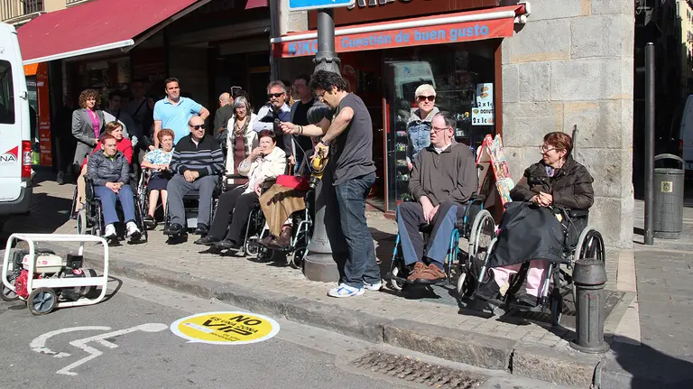 Campaña de sensibilización que puso ne las plazas de aparcamiento el lema &#39;No es una zona vip, sino una necesidad&#39;. Cocemfe