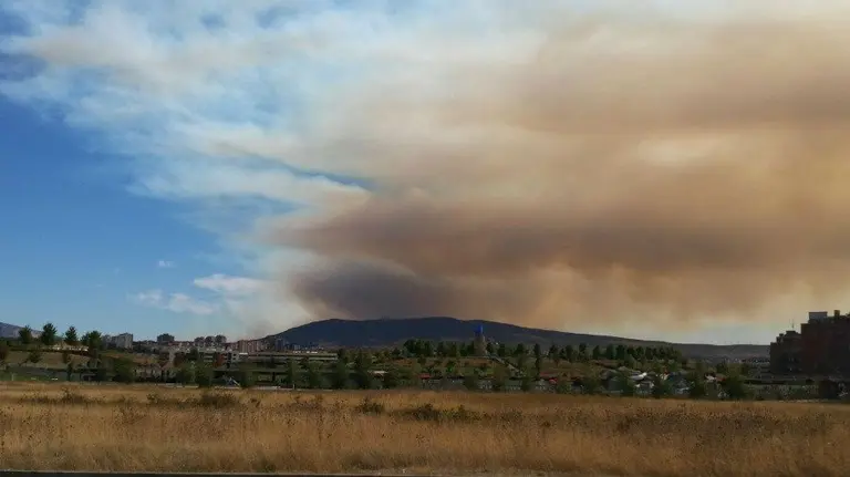 El humo del incendio visto desde una carretera de Pamplona.