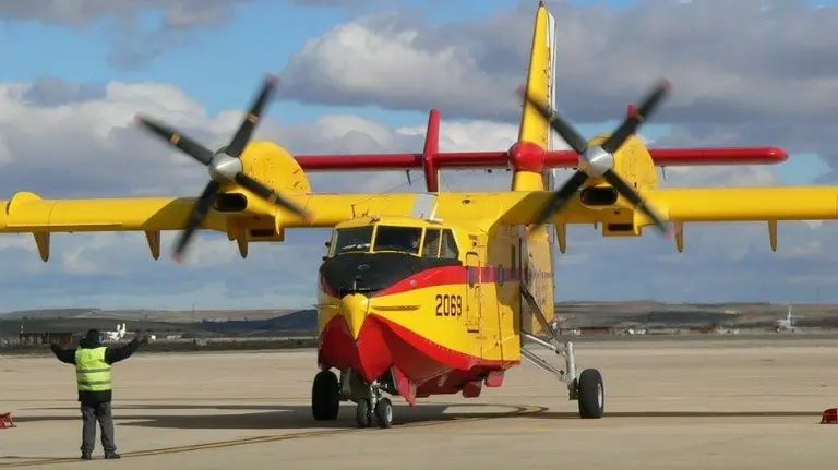 El Ministerio de Agricultura y Medio Ambiente desplaza 5 aviones para combatir el incendio desatado en Tafalla.