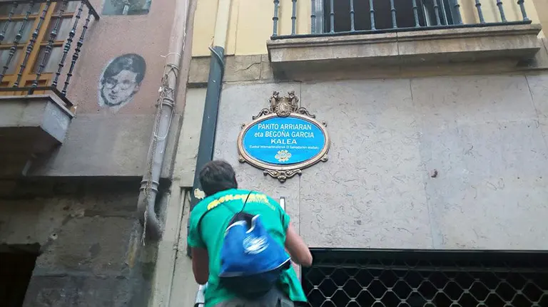 Una comparsa renombra una calle de Bilbaco con el nombre del etarra Pakito Arriaran. Vía Twitter