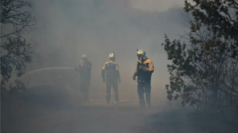 Bomberos combatiendo el fuego desatado en Tafalla. PABLO LASAOSA
