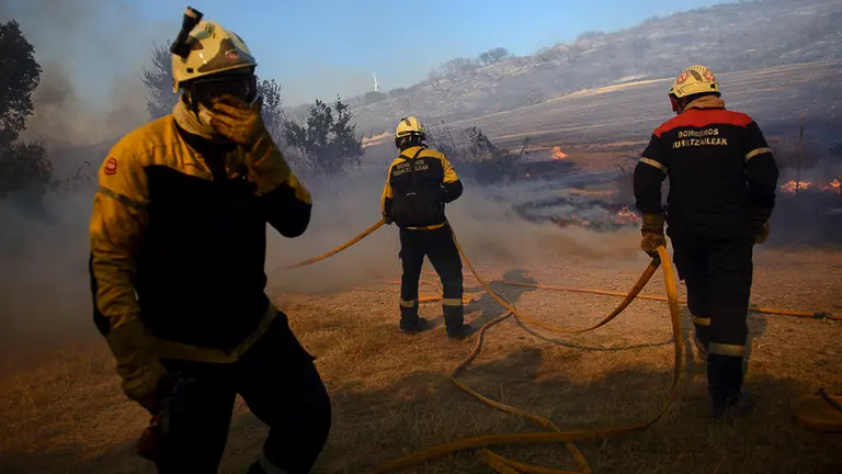 Bomberos de Navarra intervienen en el incendio de Tafalla. PABLO LASAOSA