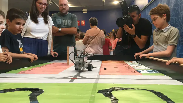 Alumnos de 5º y 6 de primaria presentan sus proyectos de robótica y programación en el Planetario de Pamplona 3