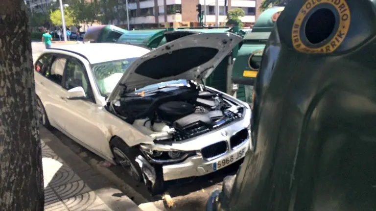 Uno de los vehículos que ha colisionado en la pamplonesa calle Sancho El Fuerte.