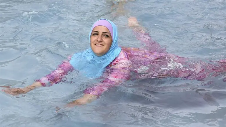 Mujer turca bañándose en &#39;burkini&#39;. EFE