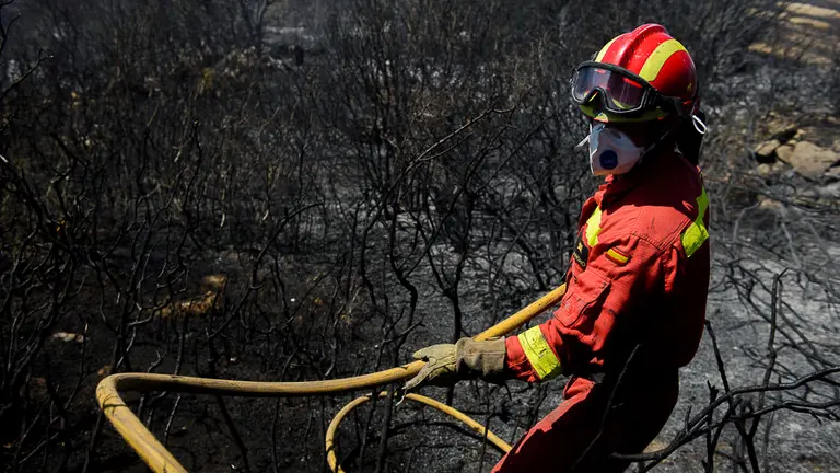 La UME (Unidad Militar de Emergencias) colabora con la extición del incendio de Tafalla. PABLO LASAOSA 03